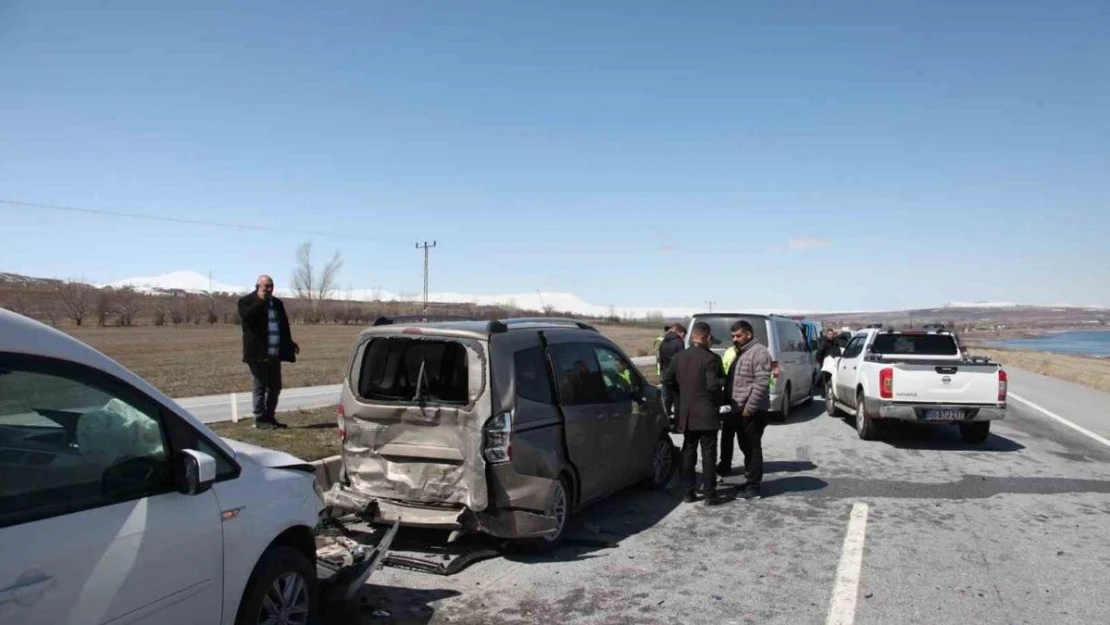 Cenaze konvoyunda zincirleme trafik kazası: 1 yaralı