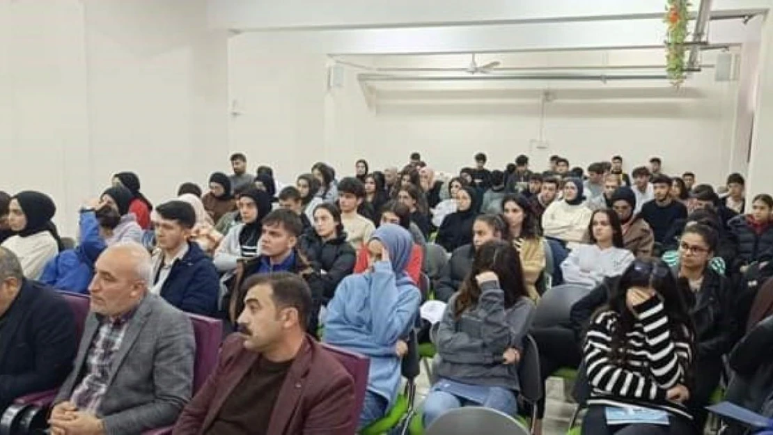 Çermik'te üniversiteye hazırlanan gençlere seminer verildi