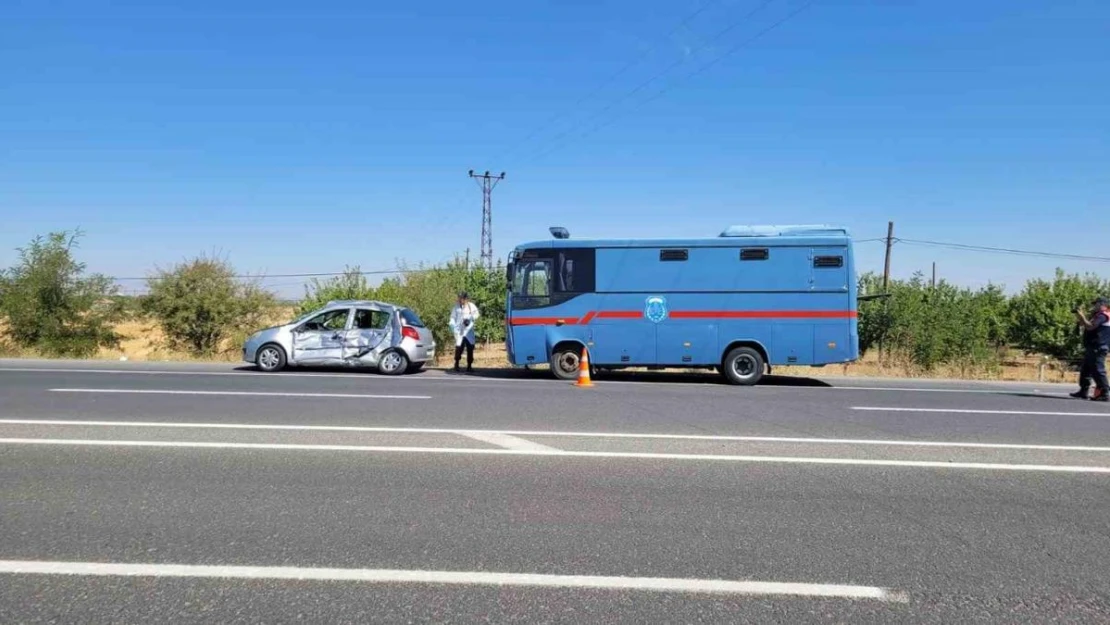 Cezaevi nakil aracı ile otomobil çarpıştı: 1 ölü 4 yaralı