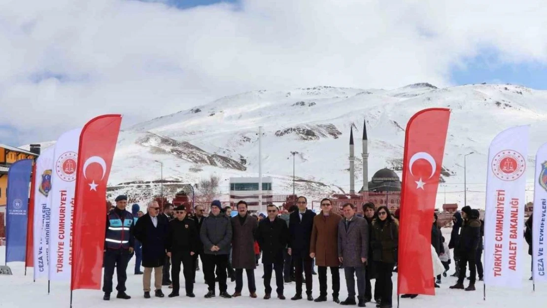 Cezaevinde annesinin yanında kalan çocuklara kayak eğitimi verildi