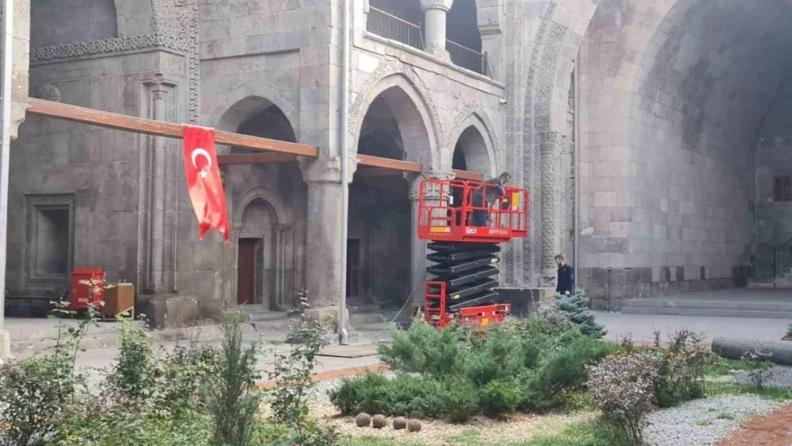 Çifte Minareli Medrese bir hafta ziyaretçilere kapalı