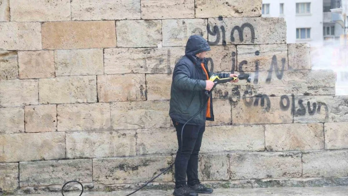 Çifte Minareye yapılan saygısızlık temizlendi