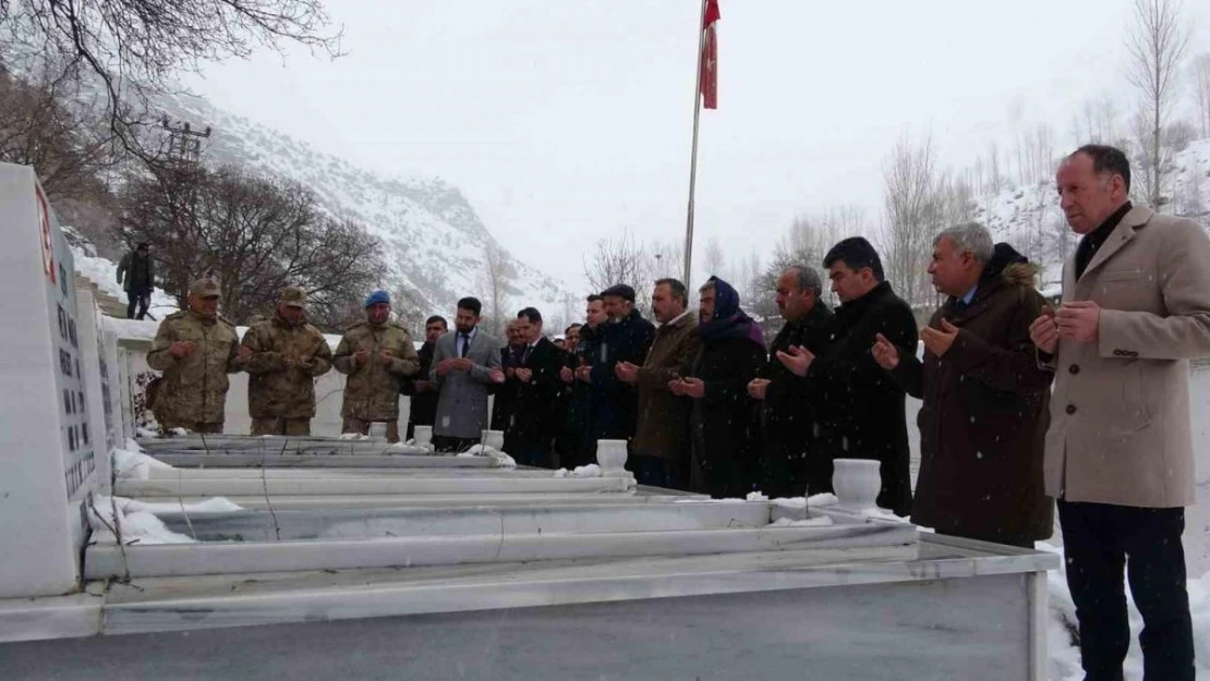 Çığ faciasının şehitleri mezarları başında anıldı