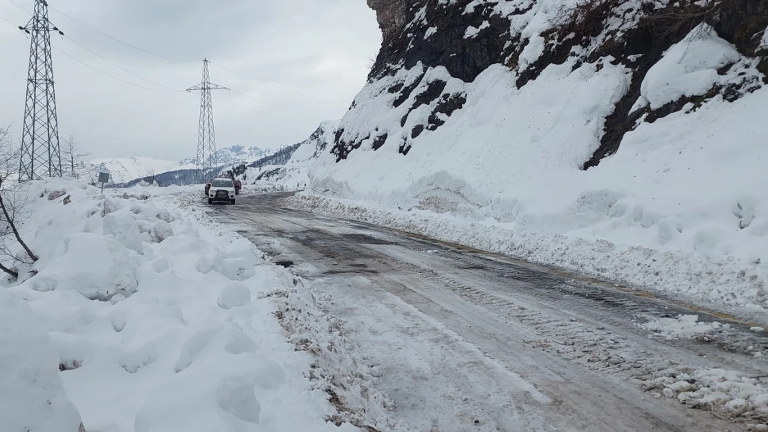 Çığ nedeniyle kapanan Artvin-Macahel yolu ulaşıma açıldı