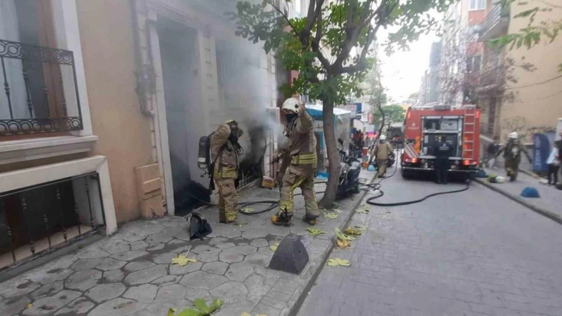 Cihangir'de korkutan yangın