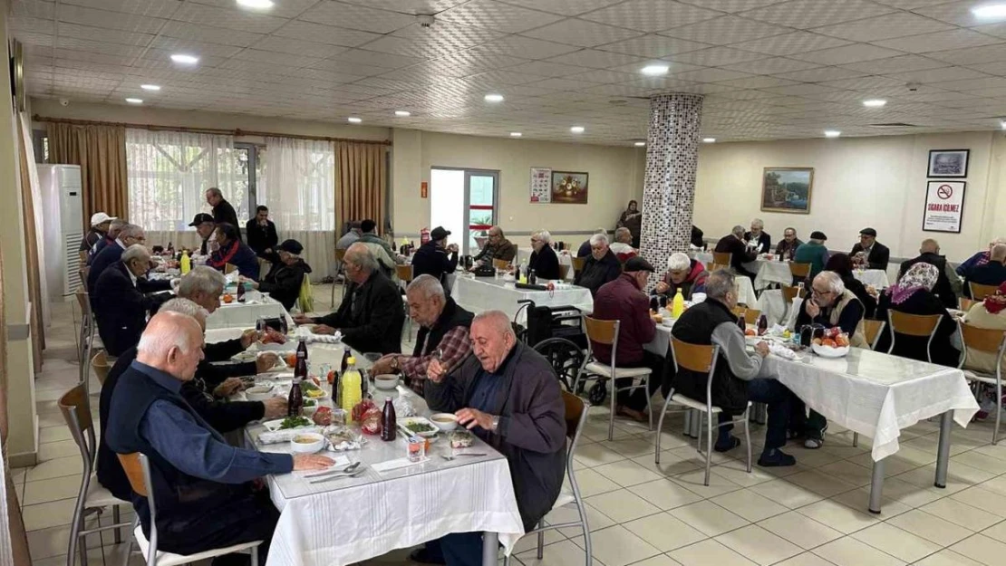 Cihangir'den huzurevinde kalan yaşlılara kebap