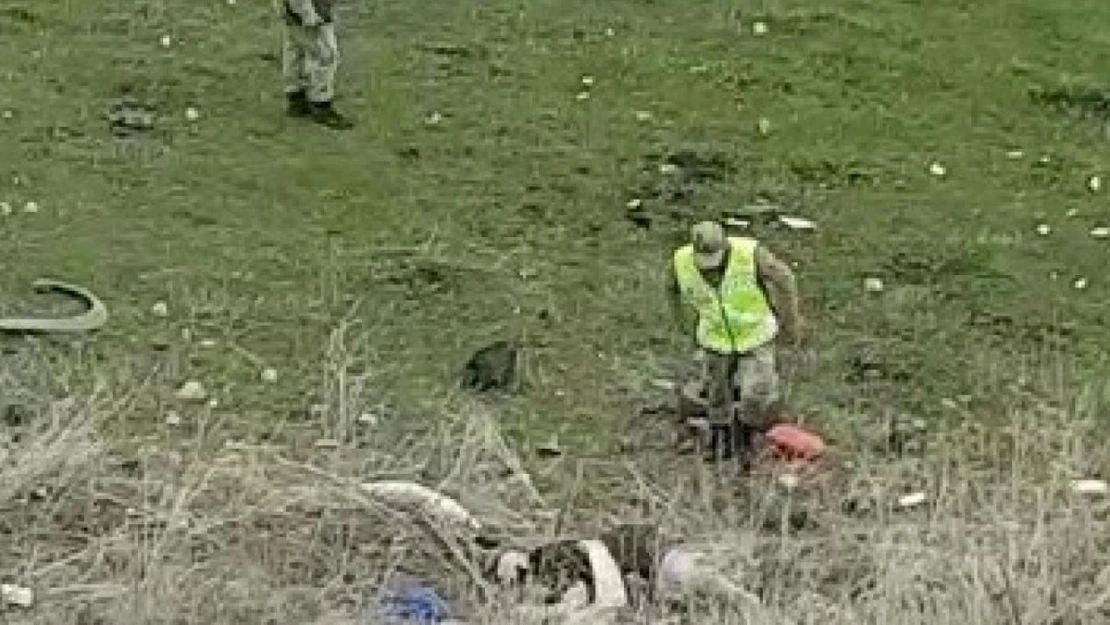 Çıldır'da feci kaza... Otomobil şarampole yuvarlandı... Ölü ve yaralılar var