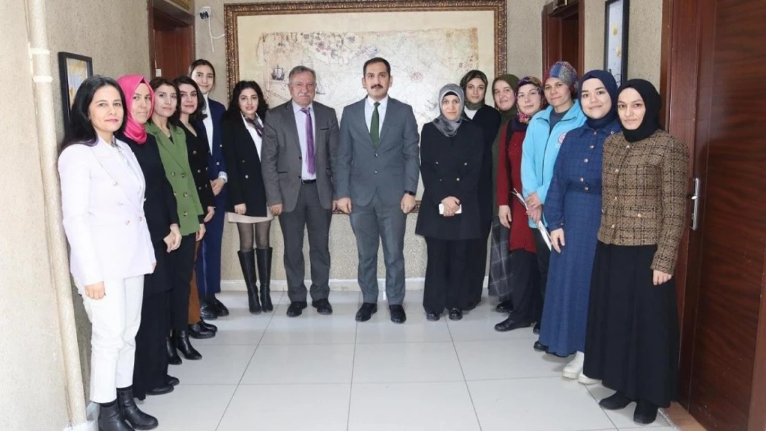 Çıldır Kaymakamı İpek, Kadınlar Gününü Karanfillerle Kutladı