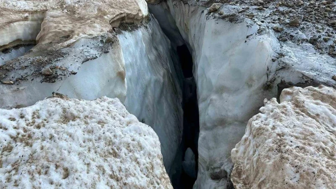 Cilo'da buzul kırıldı, 4 kişi oluşan çukura düştü