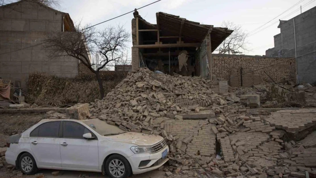 Çin'deki deprem felaketindeki can kaybı 135'e yükseldi