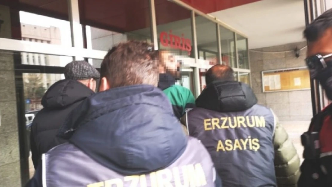 Cinayet şüphelisi yurt dışına kaçmaya hazırlanırken enselendi