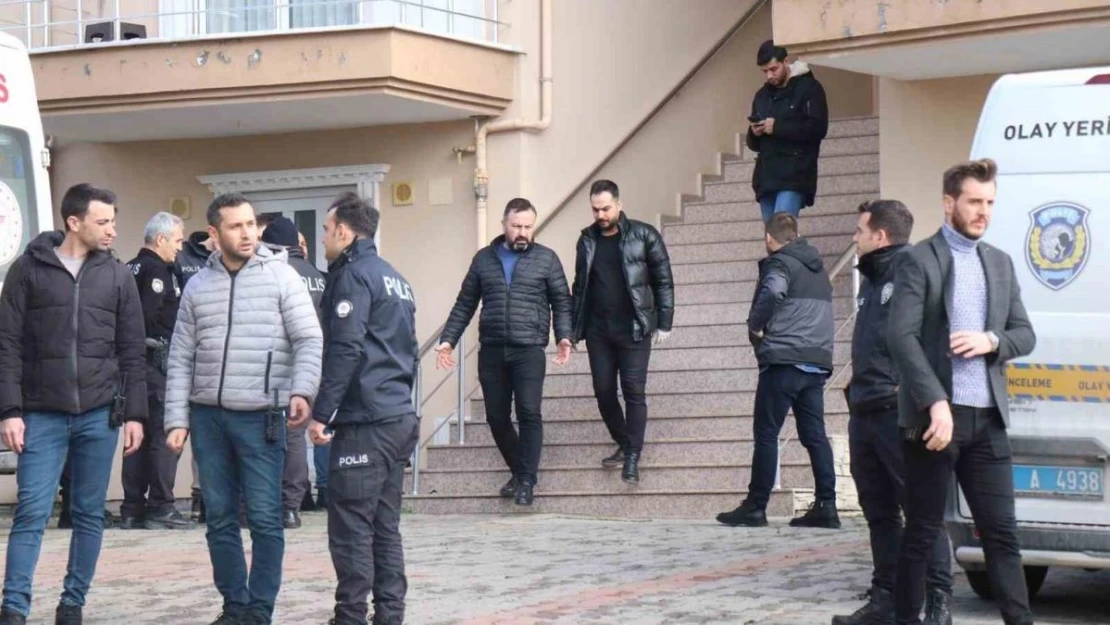 Cinnet getiren polis aile fertlerini vurduktan sonra intihar etti: 3 ölü, 1 yaralı