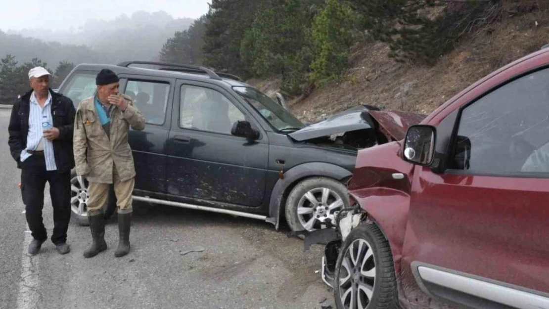 Ciple hafif ticari araç kafa kafaya çarpıştı: 4 yaralı