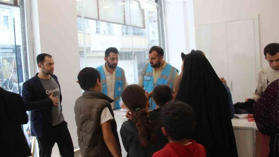 Cizre'de bin yetim çocuğa bayramlık hediye edildi