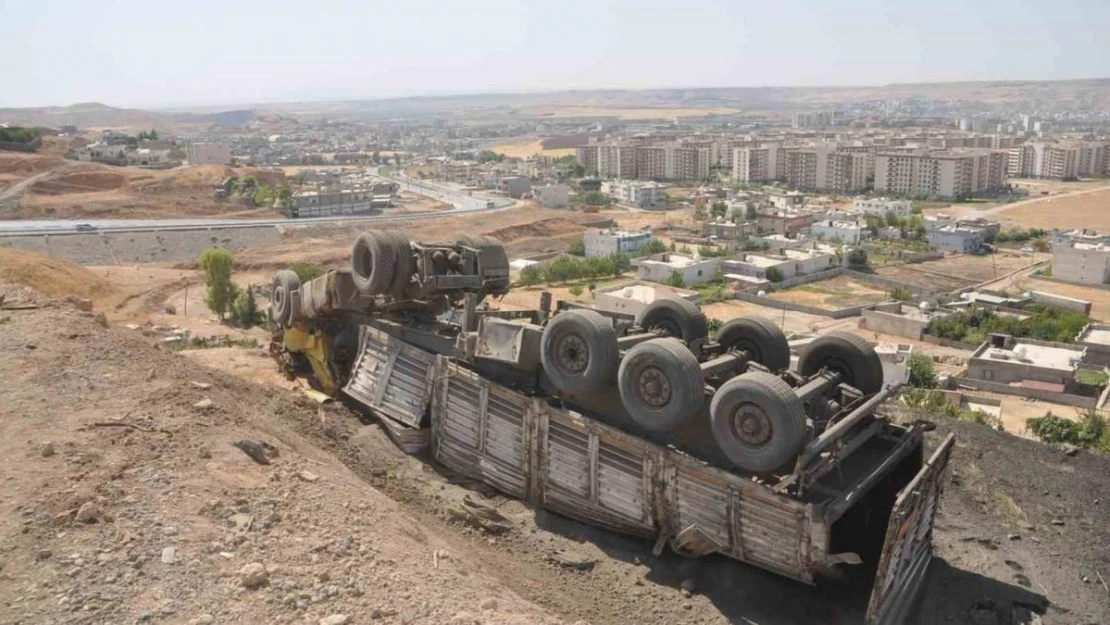 Cizre'de freni boşalan tır şarampole devrildi: 1 yaralı