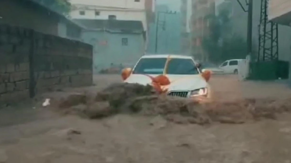 Cizre'de gelin arabası sel sularının ortasında kaldı