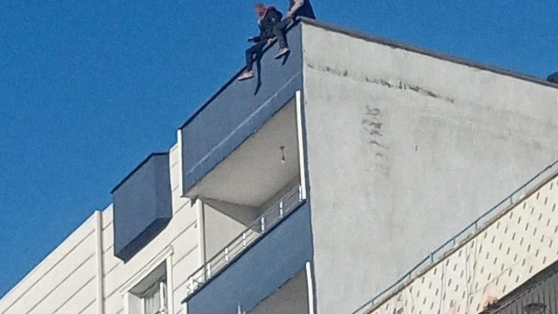 Cizre'de iki arkadaş intihar etmek için çıktıkları binadan ikna edilerek indirildi