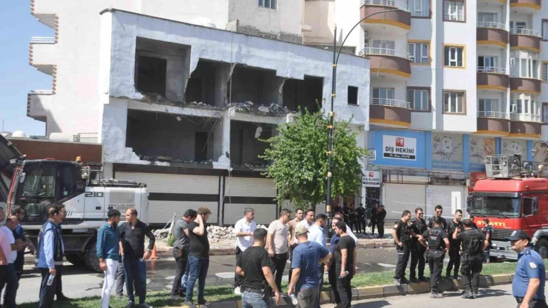 Cizre'de kaçak yapı yıkımı gerginliği