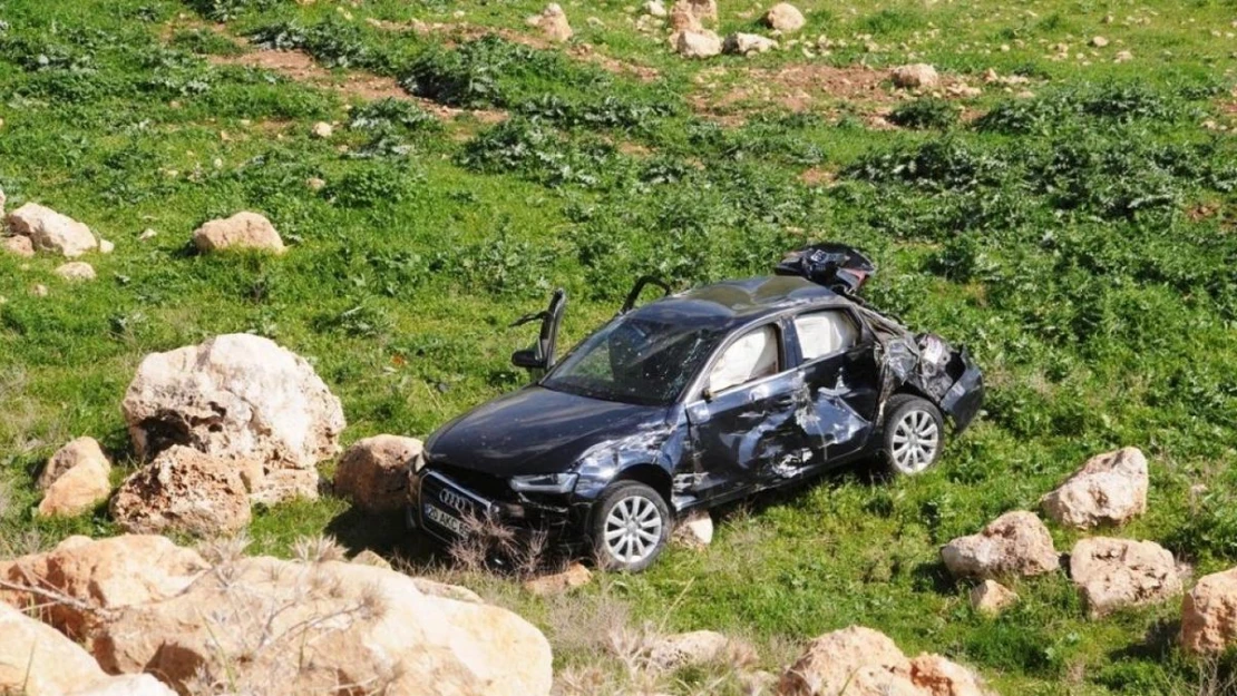 Cizre'de feci kaza: otomobil şarampole yuvarlandı