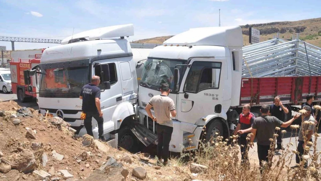 Cizre'de TIR'lar birbirine girdi: 2 yaralı