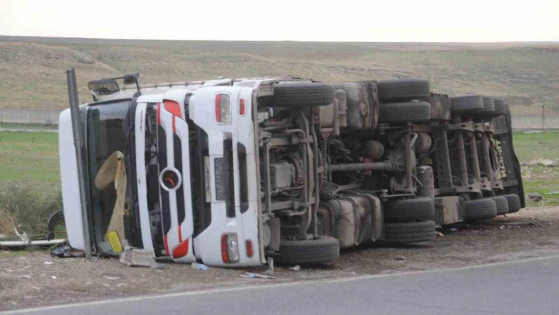 Cizre'de virajı alamayan tır devrildi: 1 yaralı