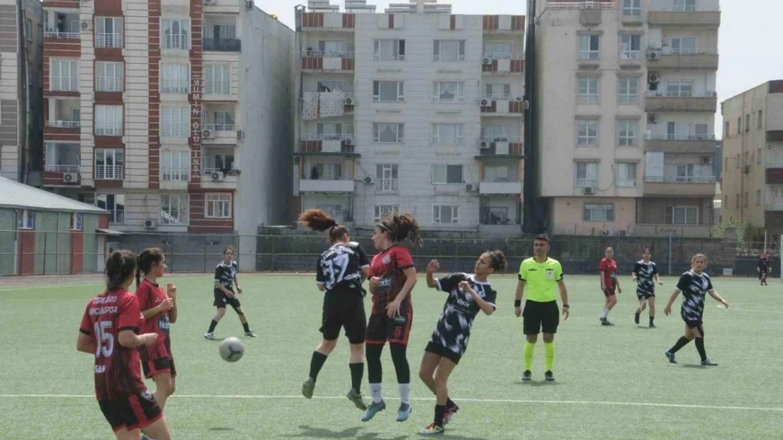 Cizre kadın futbol takımı, Bitlis'i 3-2 yendi