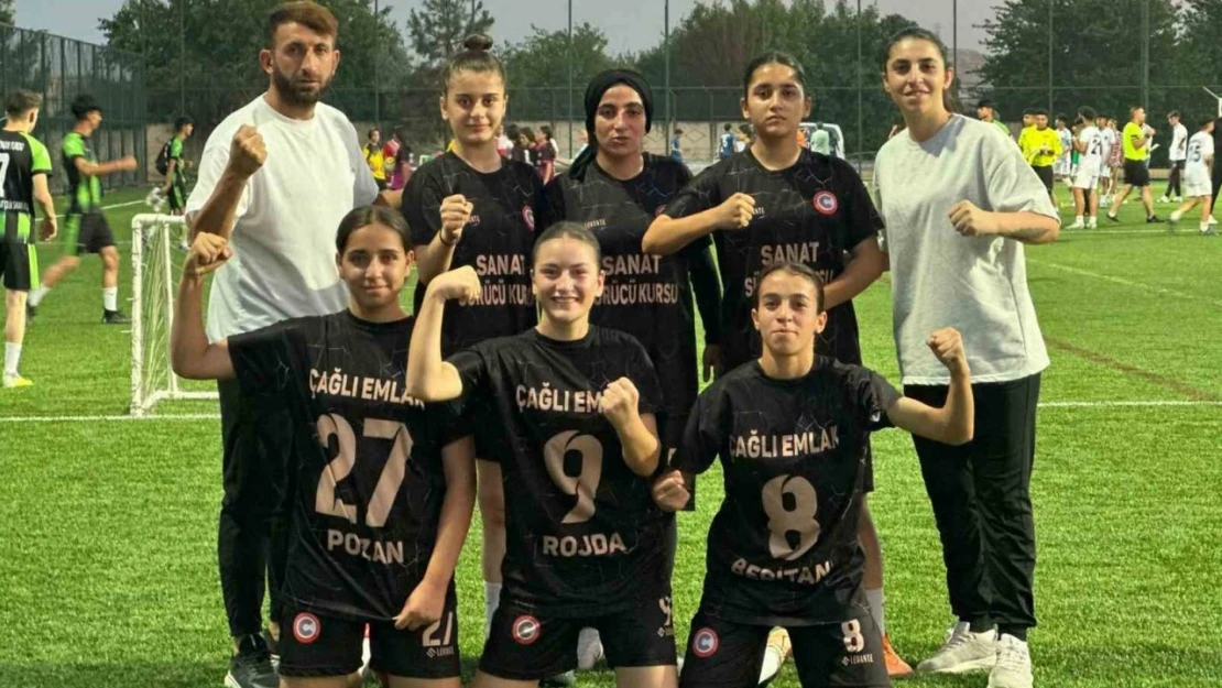Cizreli kızlar, sokak futbolu 5x5 oyunlarında bölge şampiyonu oldu