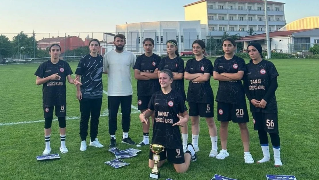 Cizreli kızlar, sokak futbolunda Türkiye ikincisi oldu