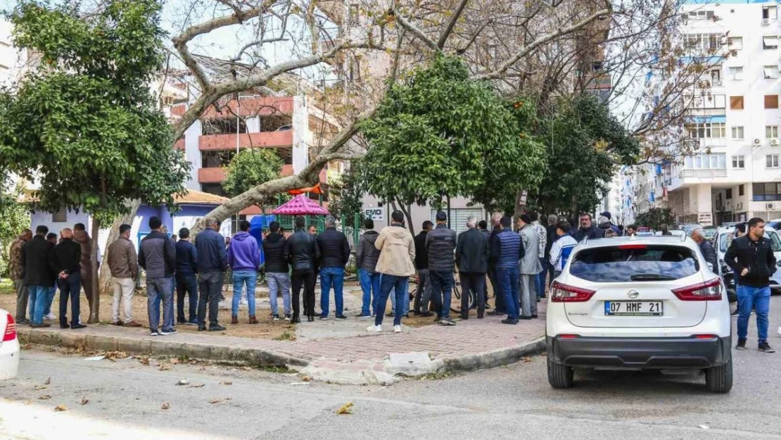 Çocuk oyun parkında ölü bulundu, vatandaşların ceset merakı 'pes' dedirtti