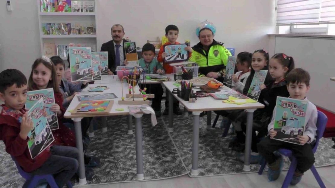 Çocuklar, İstiklal Marşı okuyarak Akif'i andı