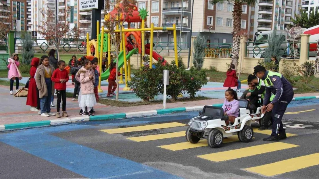 Çocuklar trafik kurallarını eğitim parkıyla öğreniyor