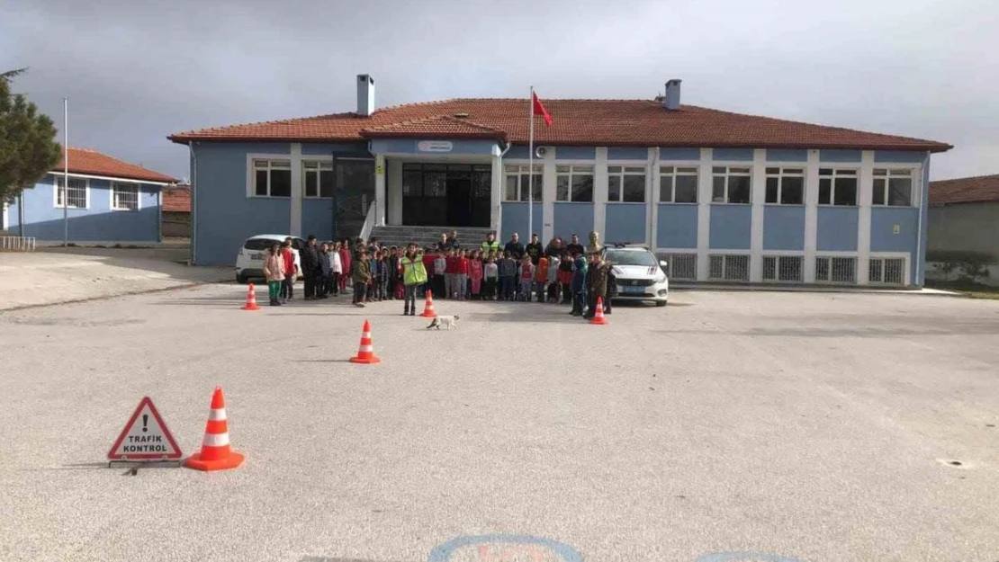 Çocuklara Güvenli Okul Yolu Projesi çerçevesinde eğitim verildi