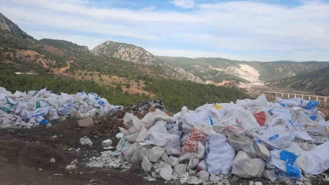 Çöplük yolu dökülen moloz yığınlarından geçilmiyor