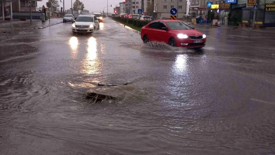 Çorlu'da şiddetli sağanak felç etti