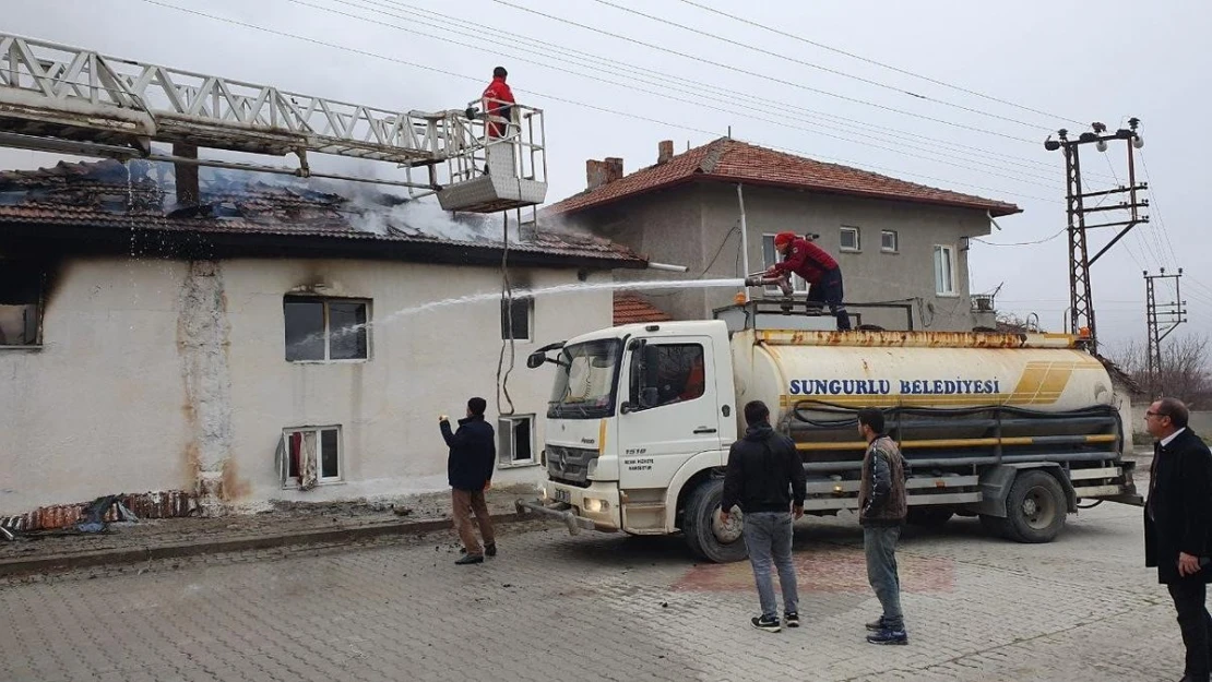 Çorum'da iki katlı ev kül oldu