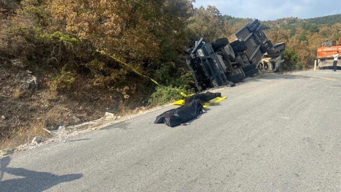 Çorum'da iş makinesi yüklü tır devrildi: 2 ölü