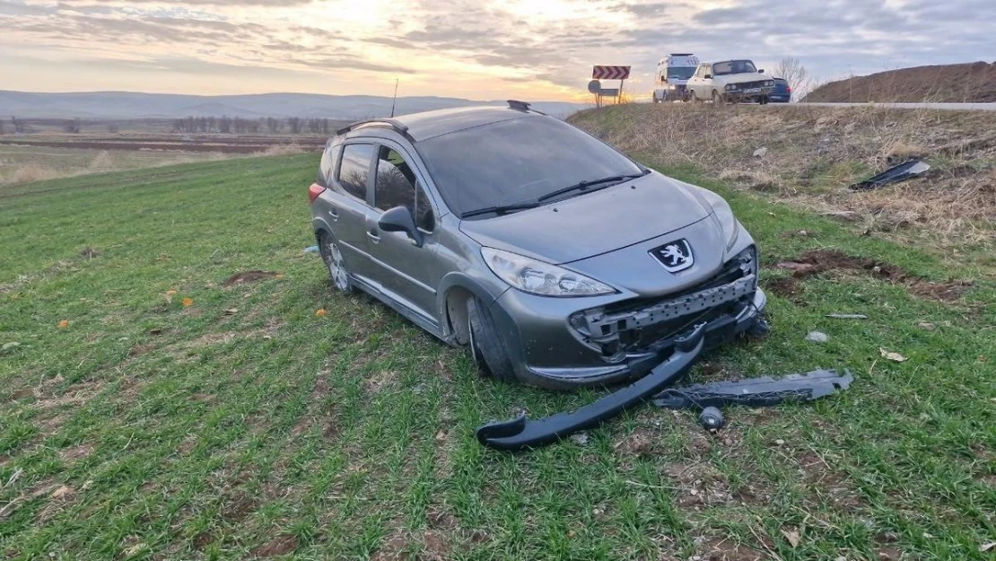 Çorum'da otomobil tarlaya uçtu: 3 yaralı