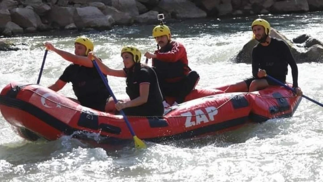 Çukurca'da rafting heyecanı devam ediyor