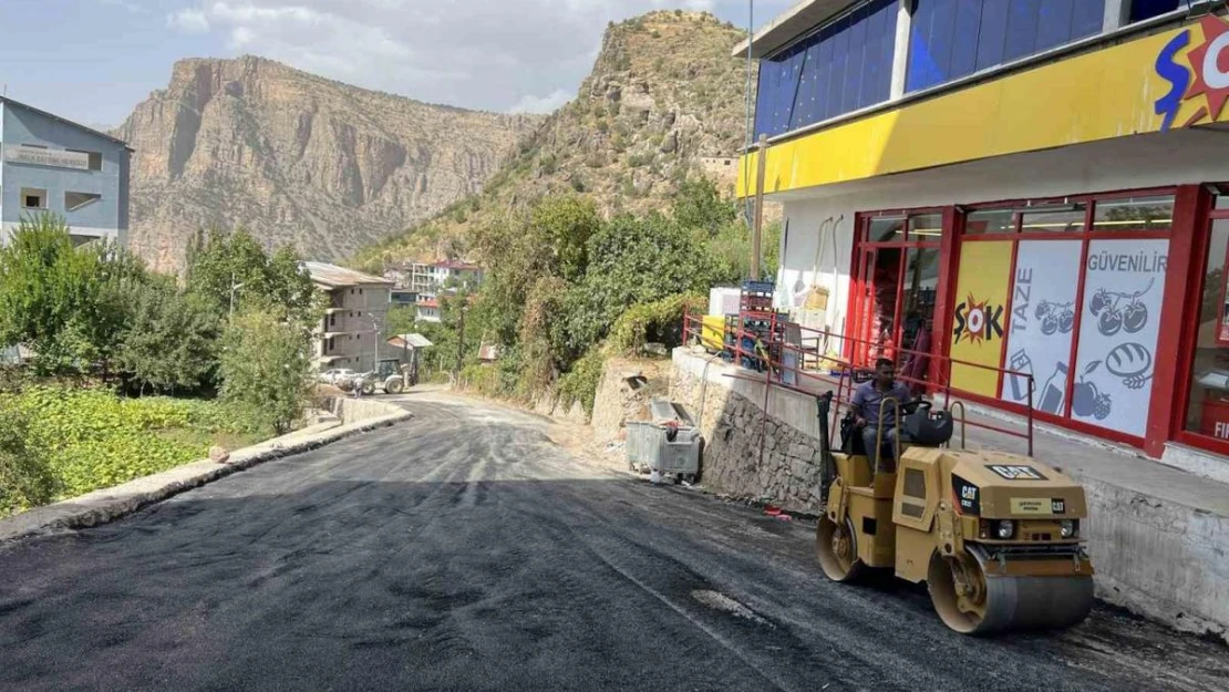 Çukurca'da yol asfaltlama çalışması