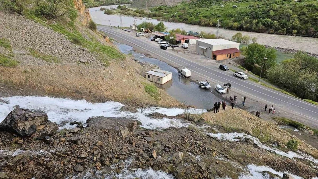 Çukurca'daki Beyaz Su Şelalesi ilgi odağı oldu