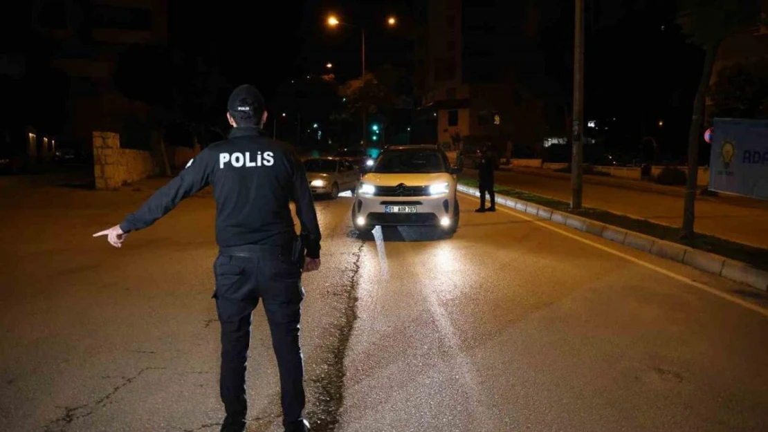 Çukurova polisi giriş-çıkışı kapattığı mahallede uygulama yaptı