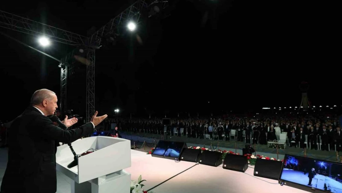 Cumhurbaşkanı Erdoğan: '1960'tan beri ülkemizde yapılan darbelerin arkasında kimin eli varsa, aynı 'üst akıl', 15 Temmuz ihanetinde de tüm unsurlarıyla devredeydi. 15 Temmuz'un işaret fişeği, esasında bizim 'one minute' çıkışımızdan hemen sonra atıldı.'