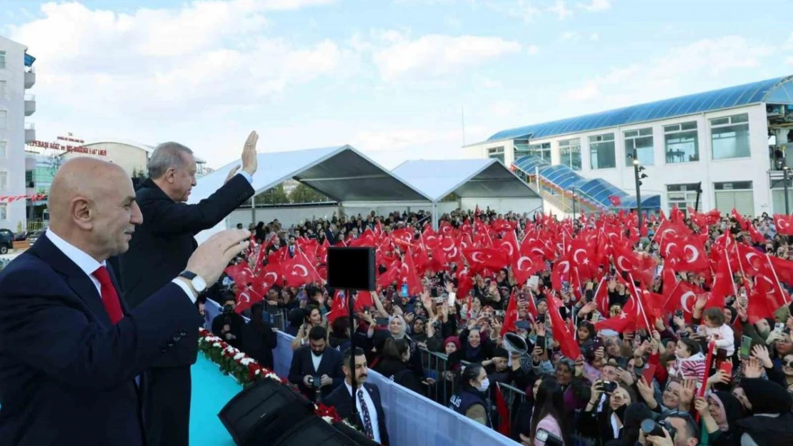 Cumhurbaşkanı Erdoğan: 'Ben Ankaralıyım, havalimanından şehir merkezine kadar ne yapıyorsak biz yapıyoruz, metro filan bir şey yok, derdi de yok'