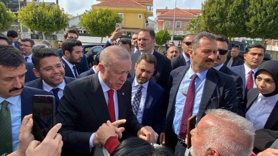 Cumhurbaşkanı Erdoğan'a cuma namazında vatandaşlardan sevgi seli