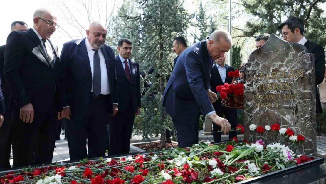 Cumhurbaşkanı Erdoğan, Alparslan Türkeş'in kabrini ziyaret etti.