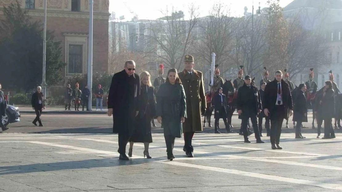 Cumhurbaşkanı Erdoğan, Budapeşte'de resmi törenle karşılandı