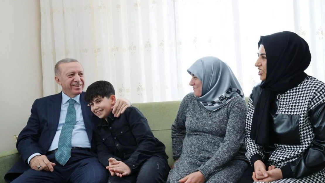 Cumhurbaşkanı Erdoğan'dan depremzede aileye ziyaret