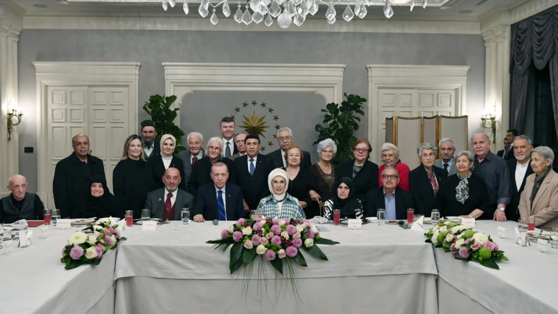 Cumhurbaşkanı Erdoğan'dan eşi Emine Erdoğan'ın yaşlılarla iftarına sürpriz ziyaret