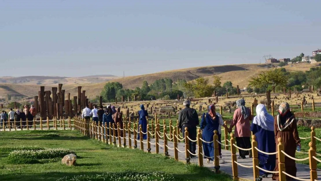 Cumhurbaşkanı Erdoğan'ın çağrısı karşılık buldu: Ahlat'ı son bir haftada 50 bin kişi ziyaret etti