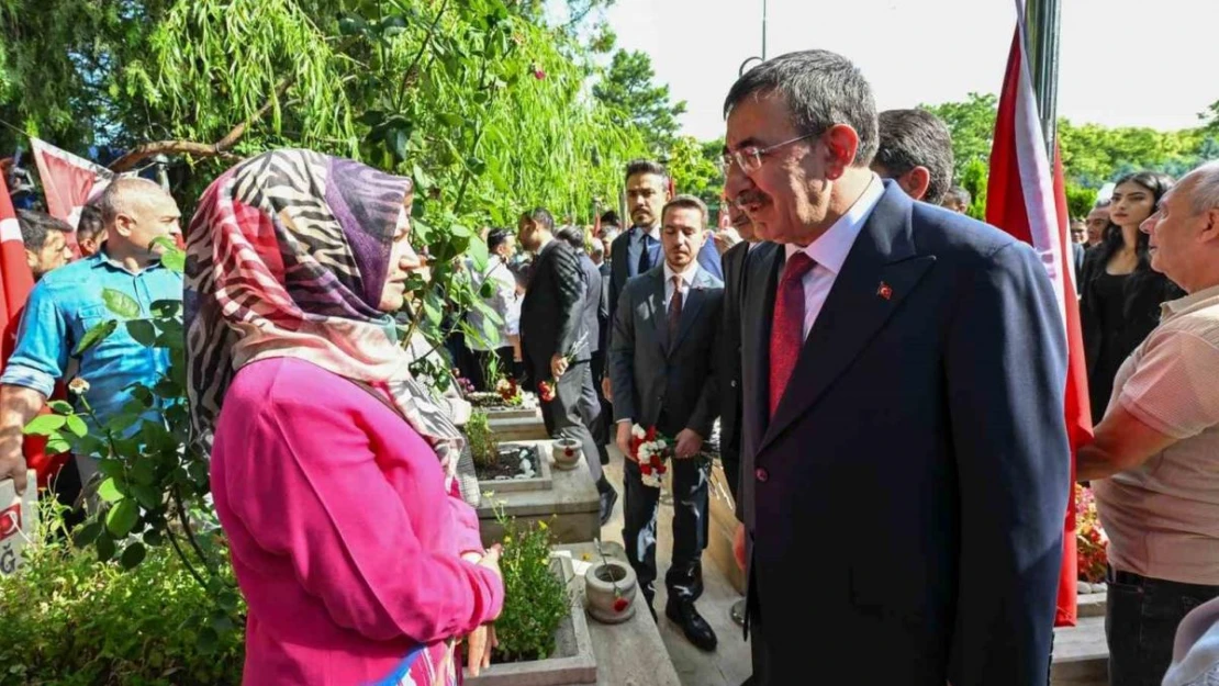 Cumhurbaşkanı Yardımcısı Yılmaz, 15 Temmuz şehitliğini ziyaret etti